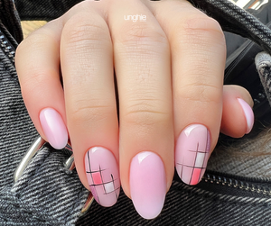 Nude manicure con nail design geometrico