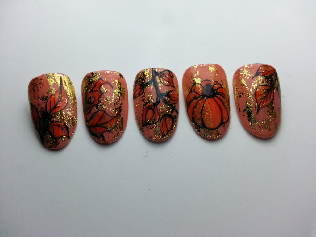 Oro e zucche sulle nail art d'autunno