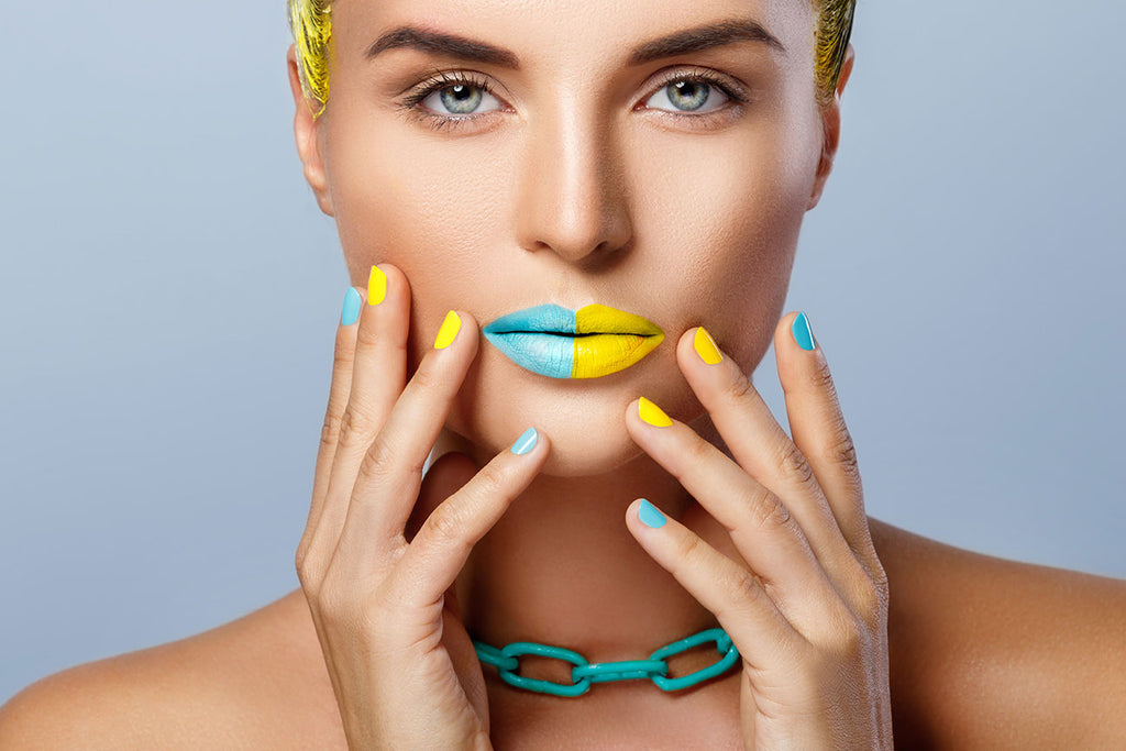 Summer nail trend: giallo e turchese sulla manicure