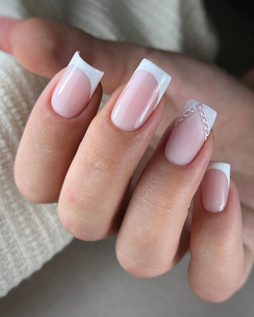 Le tendenze dell'inverno 2023: french manicure con soft nail art e nude style