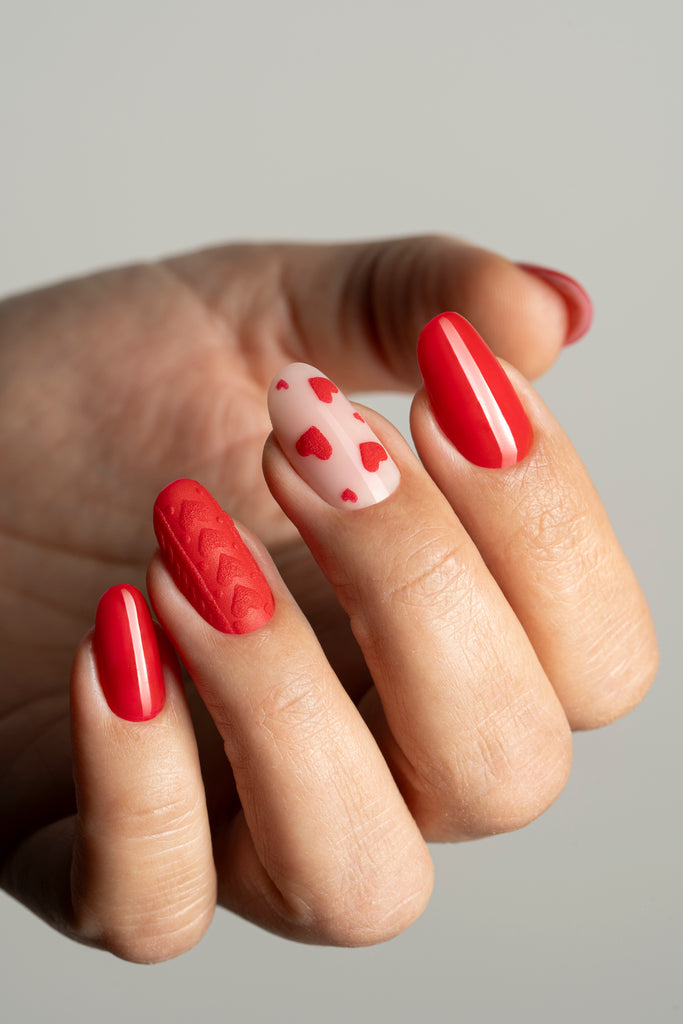 Nail art per San Valentino: cuori ed effetto "maglioncino"