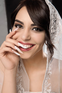 Il nail look della sposa: french bianco, forma mandorla e decoro floreale 3D