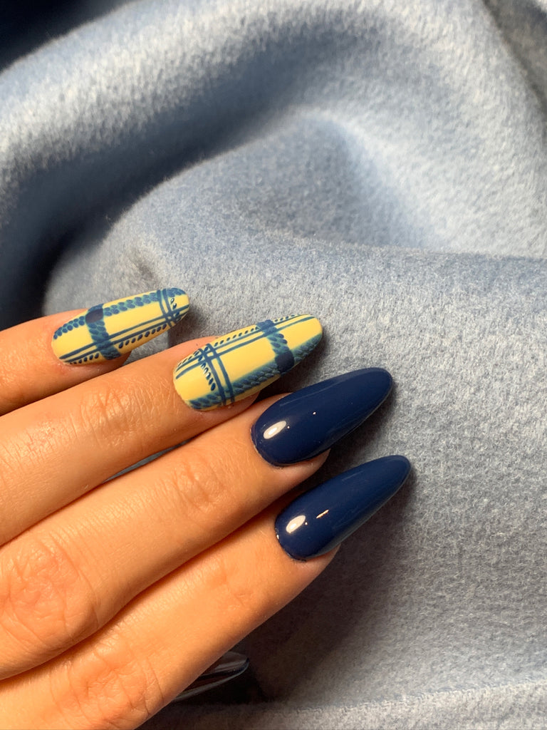 Tartan blu nail art: il passo passo per riprodurre la texture icona di Scozia