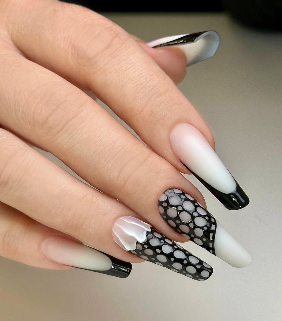 Black & white manicure, su forma Marilyn