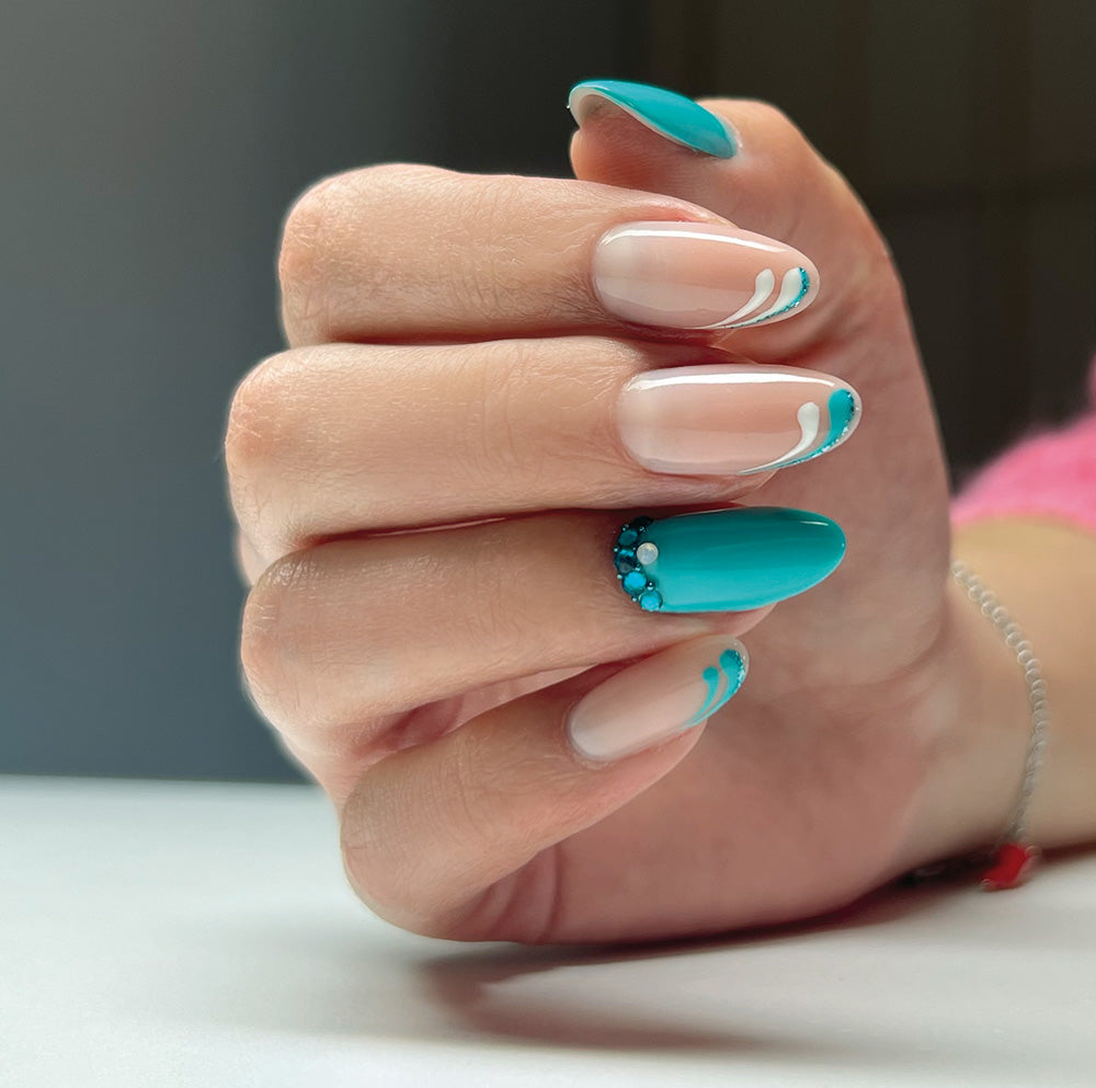 Nail art turchese: stile, colore e personalità